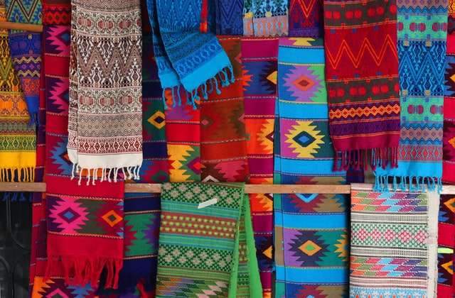Watching artisans weave textiles is a great way fin Oaxaca with kids for them to learn about how their own clothes are made.