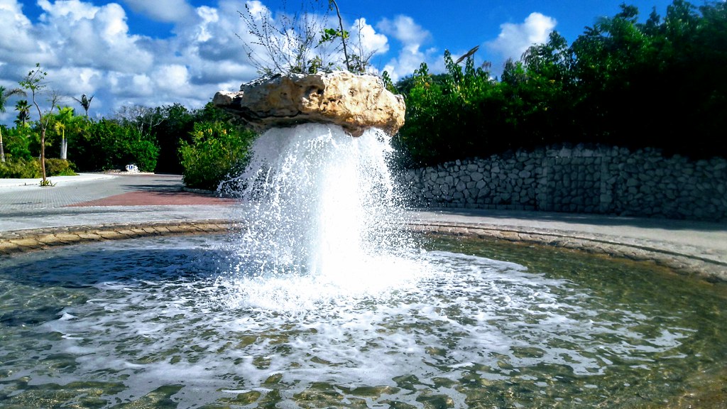 Optical illusion fountain at Xenses water park in Playa del Carmen.
