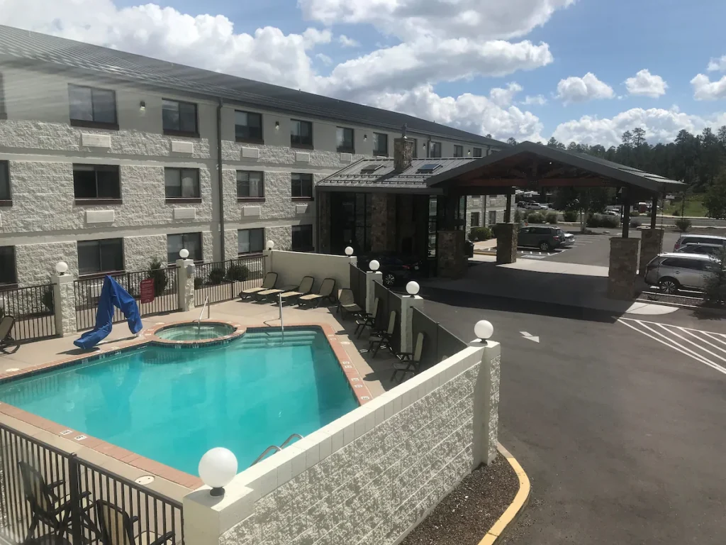 The Feather Lodge is one of the Grand Canyon hotels with pools, but it's only outdoor.